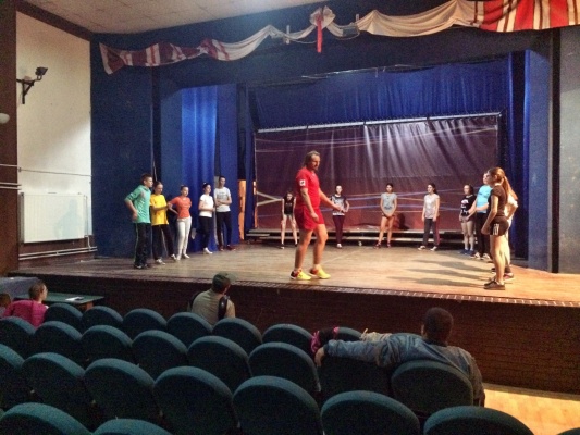 V Domu Kultury se koná mimo jiné divadlo, folklór, koncerty či taneční představení. Na tomto snímku je zachycen nácvik tanečního představení.